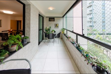 Apartamento à venda com 136m², 4 quartos e 3 vagas Apartamento à venda com 136m², 4 quartos e 3 vagasVaranda