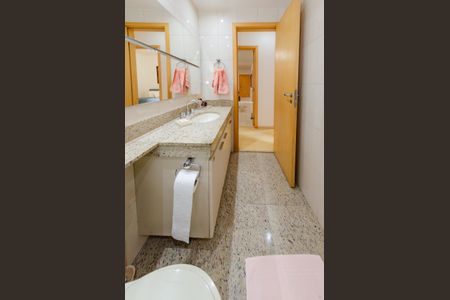 Apartamento à venda com 136m², 4 quartos e 3 vagas Apartamento à venda com 136m², 4 quartos e 3 vagasBanheiro social