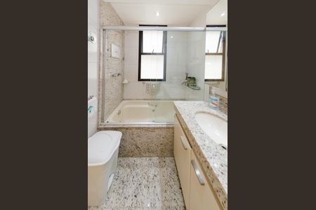 Apartamento à venda com 136m², 4 quartos e 3 vagas Apartamento à venda com 136m², 4 quartos e 3 vagasBanheiro suíte