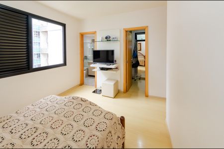 Apartamento à venda com 136m², 4 quartos e 3 vagas Apartamento à venda com 136m², 4 quartos e 3 vagasSuíte