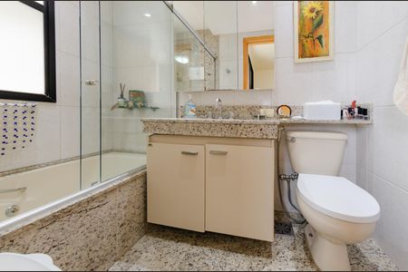 Apartamento à venda com 136m², 4 quartos e 3 vagas Apartamento à venda com 136m², 4 quartos e 3 vagasBanheiro suíte