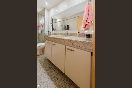 Apartamento à venda com 136m², 4 quartos e 3 vagas Apartamento à venda com 136m², 4 quartos e 3 vagasBanheiro social