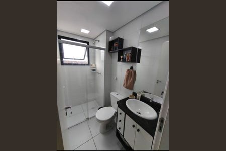 Banheiro de apartamento para alugar com 2 quartos, 48m² em Recanto das Rosas, Osasco