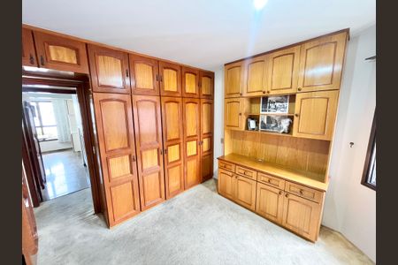 Apartamento à venda com 143m², 4 quartos e 3 vagasQuarto 2