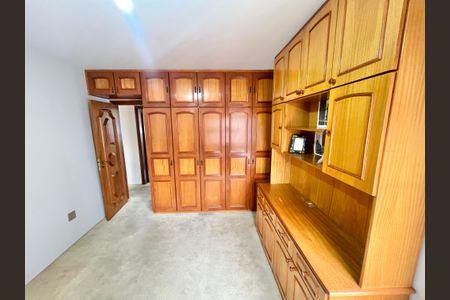 Apartamento à venda com 143m², 4 quartos e 3 vagasQuarto 2