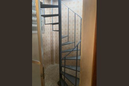 Casa à venda com 240m², 2 quartos e 2 vagas Casa à venda com 240m², 2 quartos e 2 vagasEscada