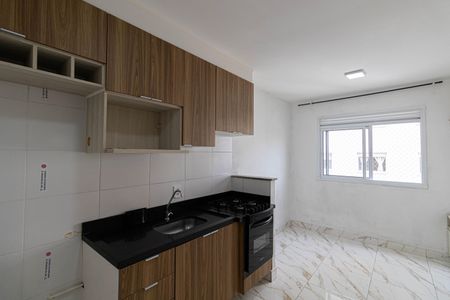 Sala/Cozinha/Área de Serviço  de apartamento para alugar com 2 quartos, 32m² em Vila Carmosina, São Paulo