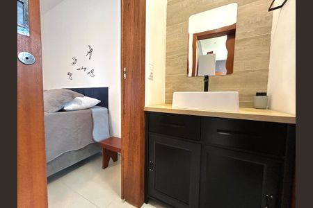 Casa de condomínio para alugar com 137m², 3 quartos e 1 vagaBanheiro social 