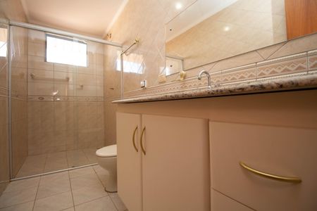 Casa de condomínio para alugar com 400m², 4 quartos e 5 vagasBanheiro Social