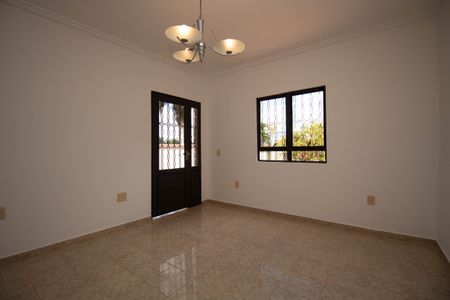 Casa de condomínio para alugar com 400m², 4 quartos e 5 vagasSala