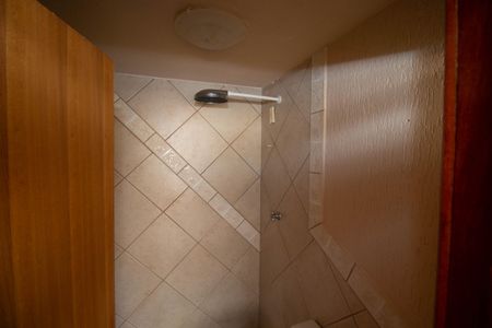 Casa de condomínio para alugar com 400m², 4 quartos e 5 vagasBanheiro de Serviço