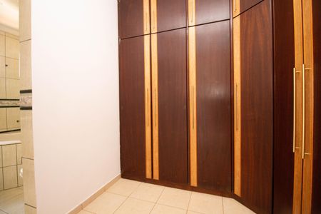 Casa de condomínio para alugar com 400m², 4 quartos e 5 vagasCloset da Suíte Master