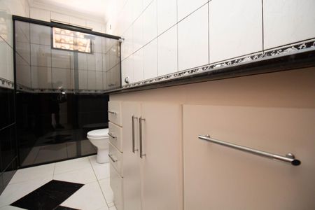 Casa de condomínio para alugar com 400m², 4 quartos e 5 vagasBanheiro da Suíte 1