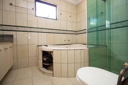 Casa de condomínio para alugar com 400m², 4 quartos e 5 vagasBanheiro da Suíte Master