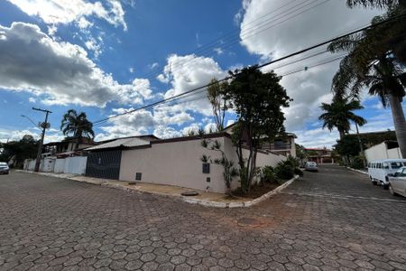 Casa de condomínio para alugar com 400m², 4 quartos e 5 vagasFachada
