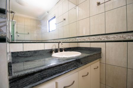 Casa de condomínio para alugar com 400m², 4 quartos e 5 vagasBanheiro da Suíte Master