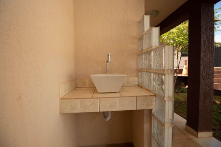 Casa de condomínio para alugar com 400m², 4 quartos e 5 vagasBanheiro de Serviço