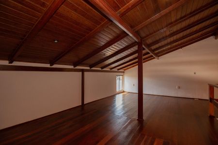 Casa de condomínio para alugar com 400m², 4 quartos e 5 vagasMezanino