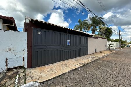 Casa de condomínio para alugar com 400m², 4 quartos e 5 vagasFachada