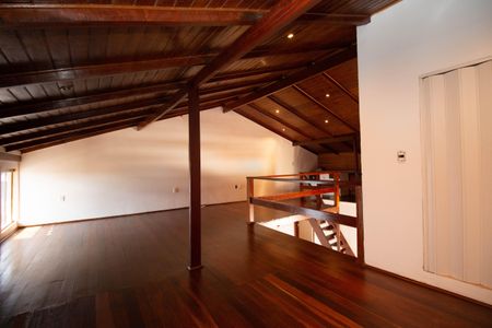 Casa de condomínio para alugar com 400m², 4 quartos e 5 vagasMezanino