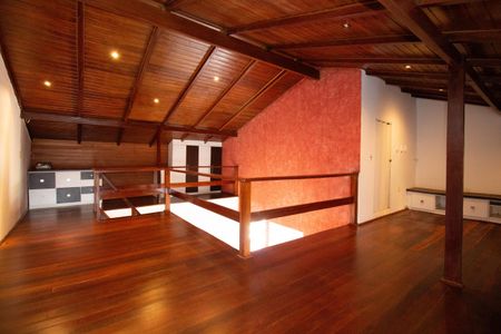 Casa de condomínio para alugar com 400m², 4 quartos e 5 vagasMezanino