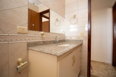 Casa de condomínio para alugar com 400m², 4 quartos e 5 vagasBanheiro Social