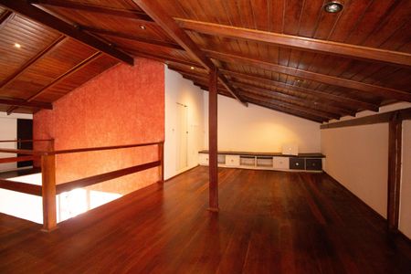 Casa de condomínio para alugar com 400m², 4 quartos e 5 vagasMezanino