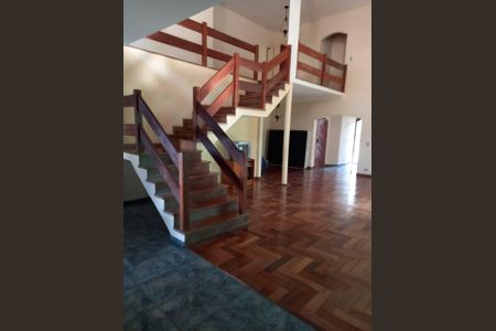 Casa à venda com 720m², 3 quartos e 4 vagas Casa à venda com 720m², 3 quartos e 4 vagasSala