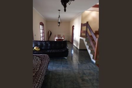 Casa à venda com 720m², 3 quartos e 4 vagas Casa à venda com 720m², 3 quartos e 4 vagasSala