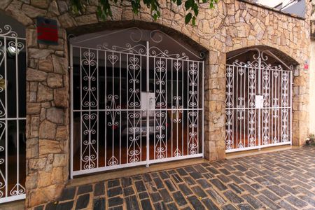 Casa para alugar com 256m², 3 quartos e 2 vagasFachada