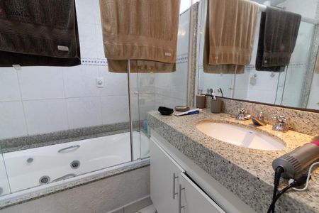 Casa à venda com 300m², 3 quartos e 2 vagasBanheiro da Suíte