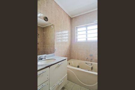 Casa à venda com 130m², 3 quartos e 2 vagasBanheiro da Suíte