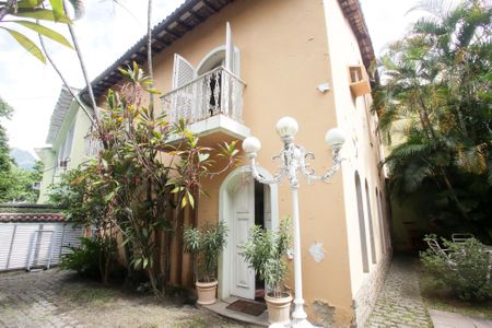 Casa à venda com 200m², 3 quartos e 2 vagasFrente da Casa