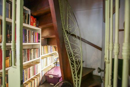 Casa à venda com 200m², 3 quartos e 2 vagasEscada