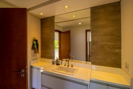 Casa de condomínio para alugar com 660m², 5 quartos e 10 vagasBanheiro do Quarto 1 e 2