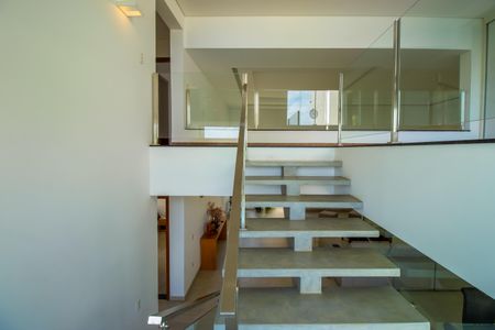 Casa de condomínio para alugar com 660m², 5 quartos e 10 vagasEscadas entre andares