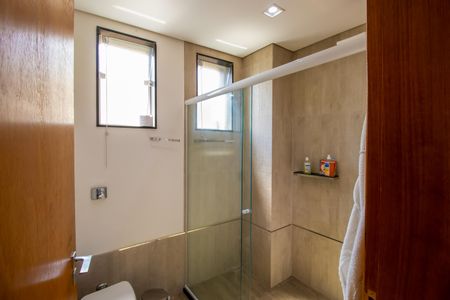 Casa de condomínio para alugar com 660m², 5 quartos e 10 vagasBanheiro do Quarto 1 e 2