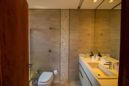 Casa de condomínio para alugar com 660m², 5 quartos e 10 vagasBanheiro do Quarto 4 - Suíte