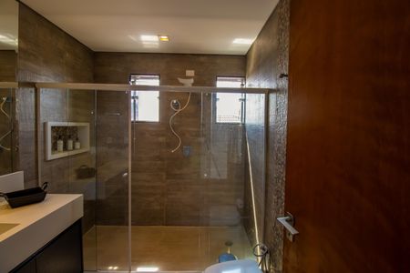 Casa de condomínio para alugar com 660m², 5 quartos e 10 vagasBanheiro do Quarto 5 - Suite