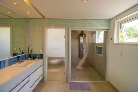 Casa de condomínio para alugar com 660m², 5 quartos e 10 vagasBanheiro do Quarto 3 - Suíte