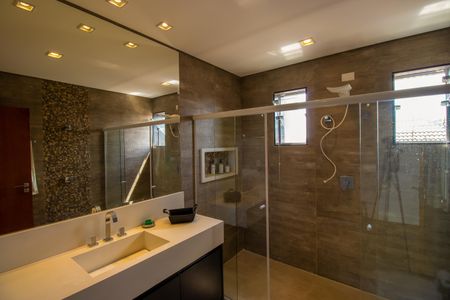 Casa de condomínio para alugar com 660m², 5 quartos e 10 vagasBanheiro do Quarto 5 - Suite