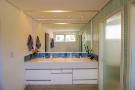 Casa de condomínio para alugar com 660m², 5 quartos e 10 vagasBanheiro do Quarto 3 - Suíte