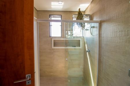 Casa de condomínio para alugar com 660m², 5 quartos e 10 vagasBanheiro do Quarto 4 - Suíte