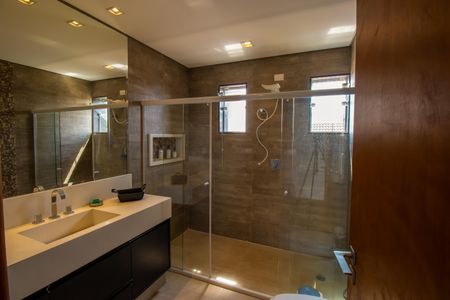 Casa de condomínio para alugar com 660m², 5 quartos e 10 vagasBanheiro do Quarto 5 - Suite