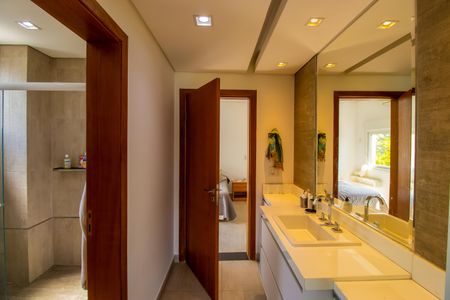 Casa de condomínio para alugar com 660m², 5 quartos e 10 vagasBanheiro do Quarto 1 e 2