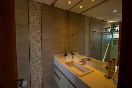 Casa de condomínio para alugar com 660m², 5 quartos e 10 vagasBanheiro do Quarto 4 - Suíte