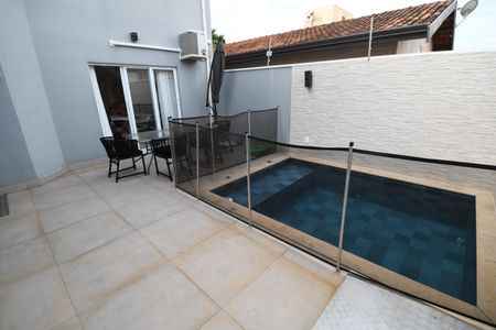 Casa à venda com 129m², 3 quartos e sem vagaPiscina