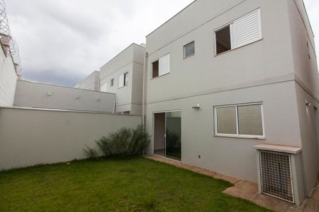 Casa de condomínio para alugar com 80m², 3 quartos e 2 vagasQuintal