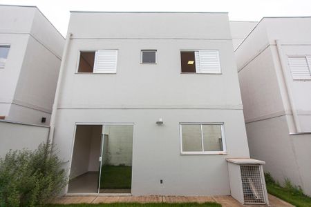 Casa de condomínio para alugar com 80m², 3 quartos e 2 vagasQuintal