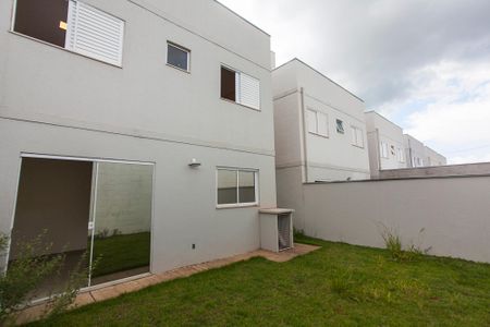 Casa de condomínio para alugar com 80m², 3 quartos e 2 vagasQuintal